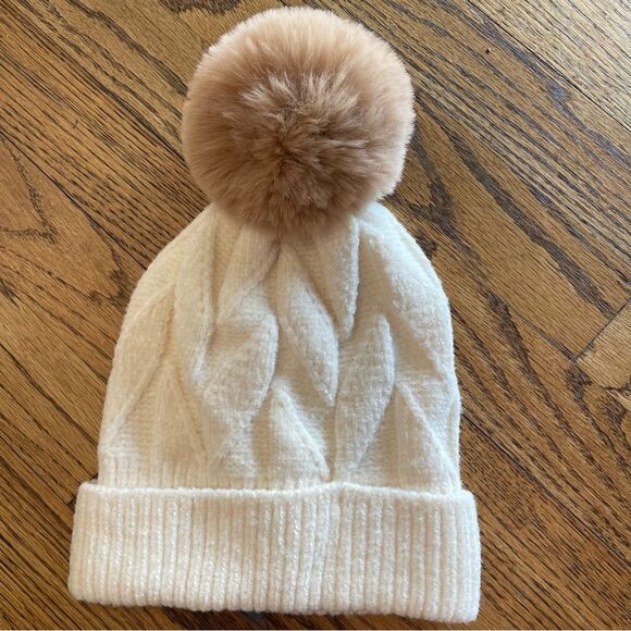 NWT Vince Camuto Ivory Knit Beanie with Snap On Faux Fur Tan Pom Gift - Picture 4 of 9